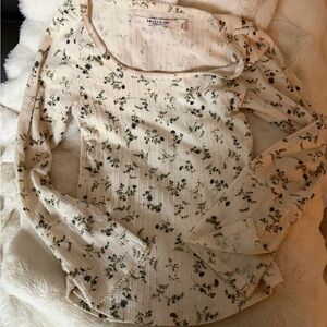 Size Small Floral Long Sleeve Top in Cream